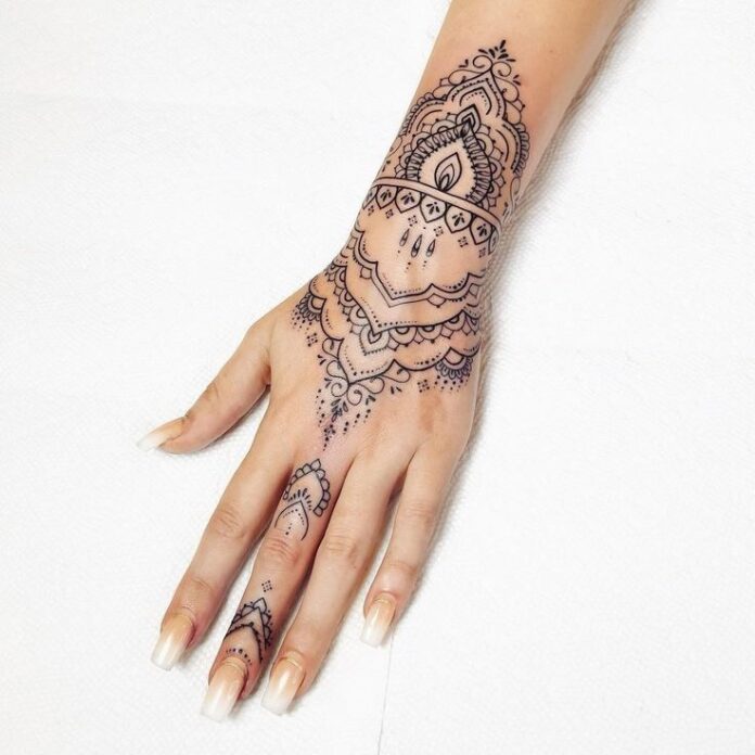 tatouage mandala doigt femme