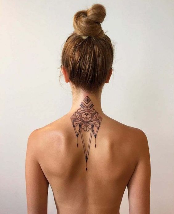 tatouage nuque femme
