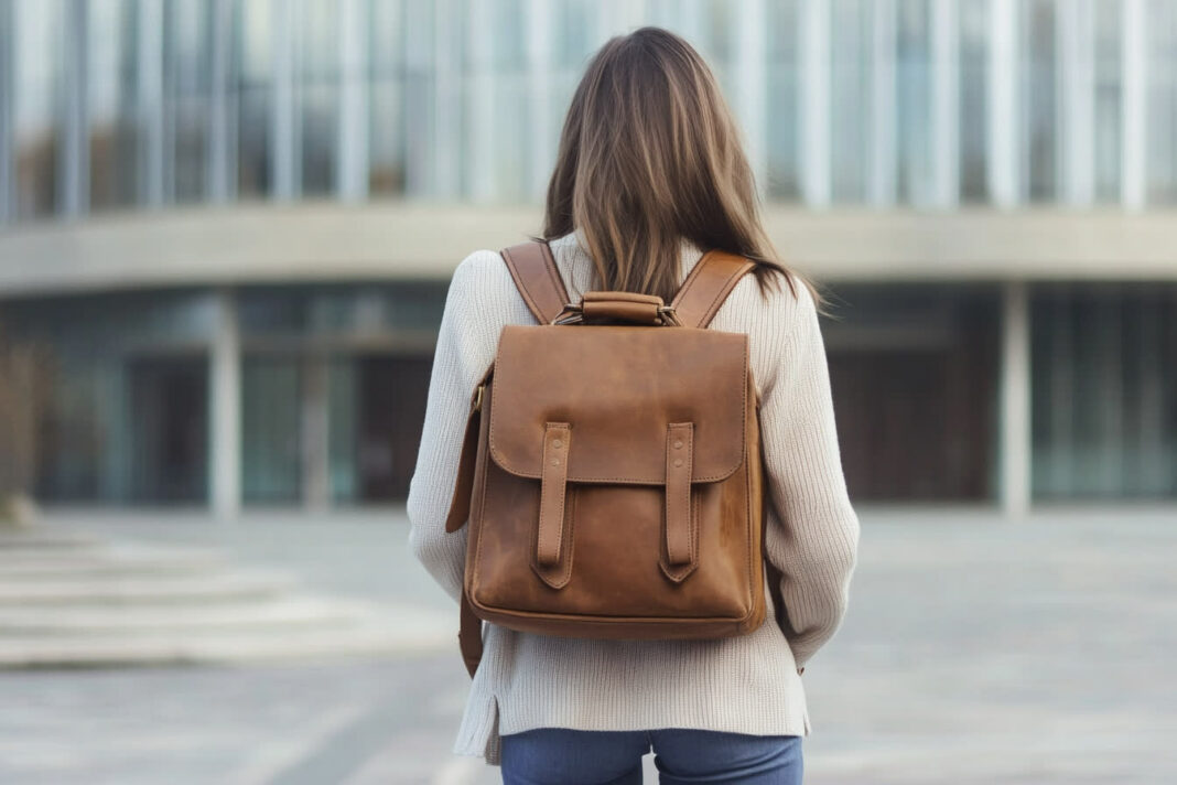 sac de cours étudiante