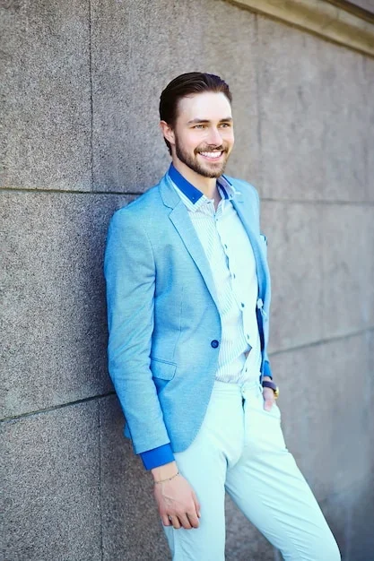 Tenue élégante composée de bleu marine, gris et blanc, montrant des associations de couleurs harmonieuses