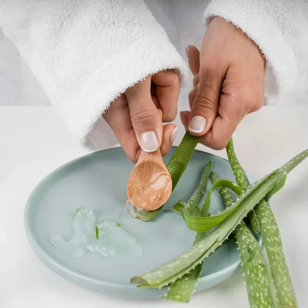 Gel d'aloe vera appliqué sur une peau brûlée pour la soigner et la réhydrater