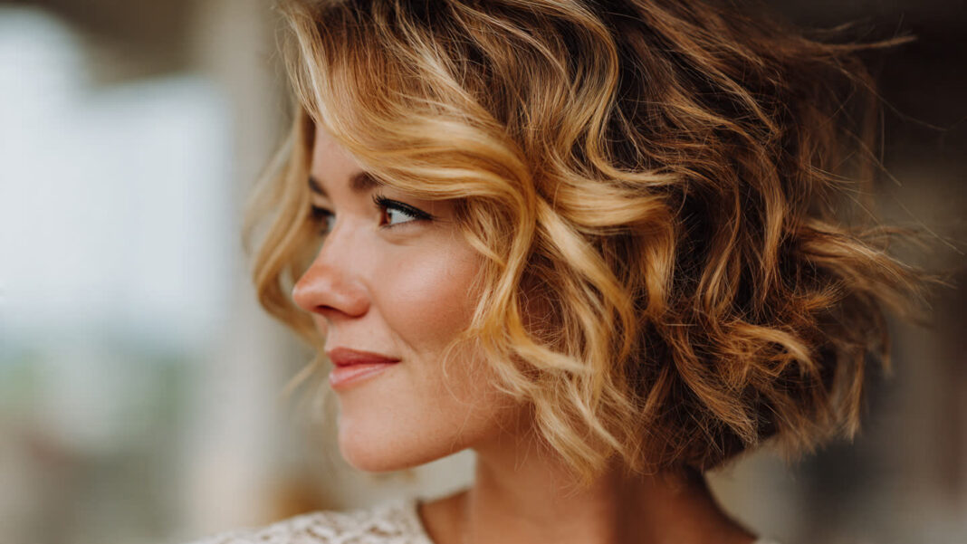 mèches blondes et caramel cheveux court