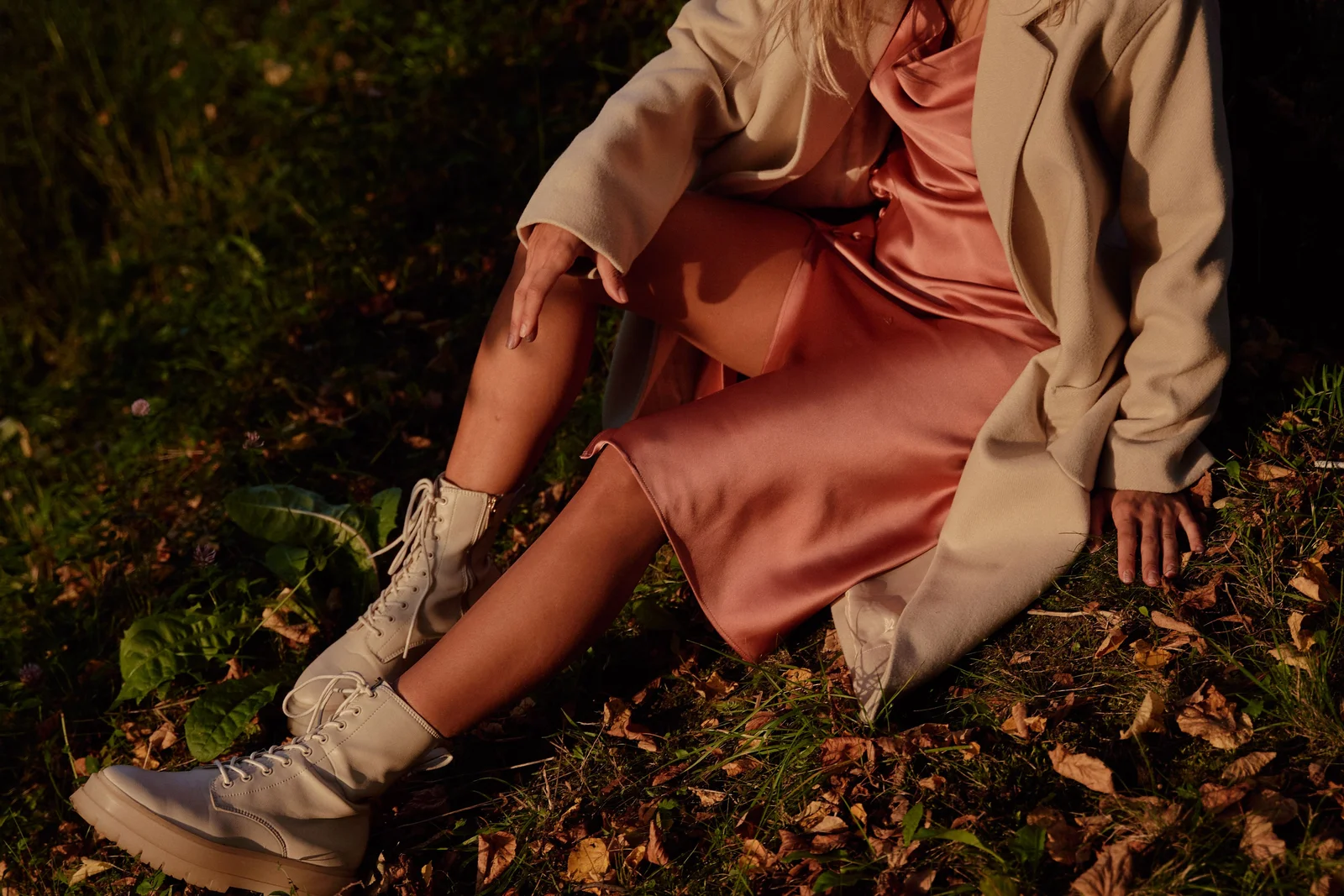 Gros plan sur la jointure robe midi et bottines, écart de peau visible au-dessus de la tige