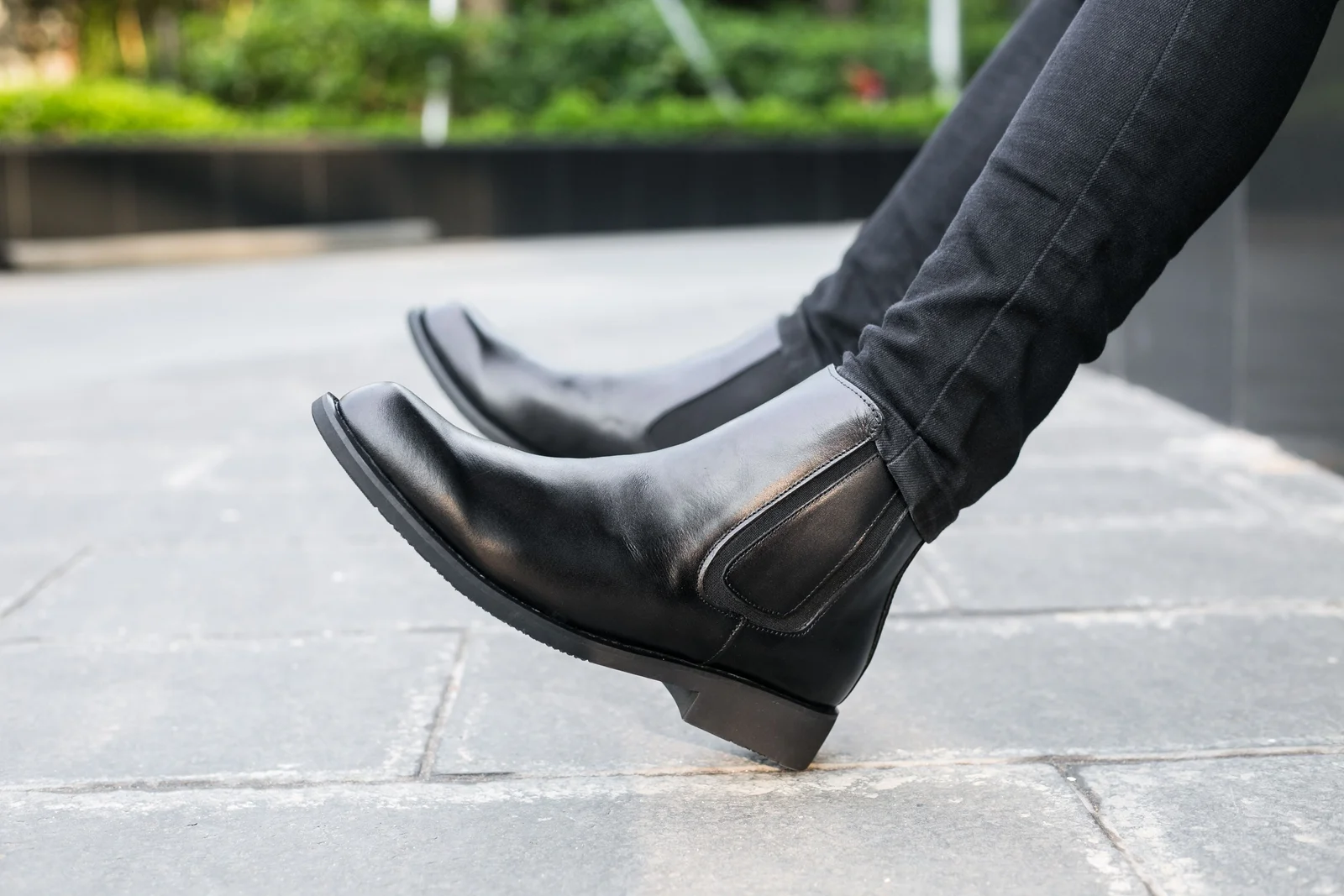 Femme debout en bottines à talon bas et jean