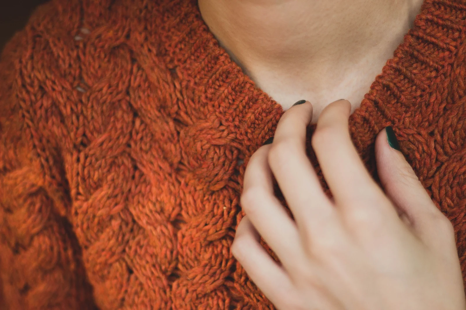 Detail d'un pull en grosse maille pour l'automne