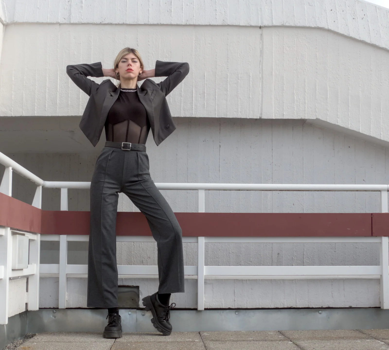 Femme en pantalon large et haut ajuste, silhouette allongee