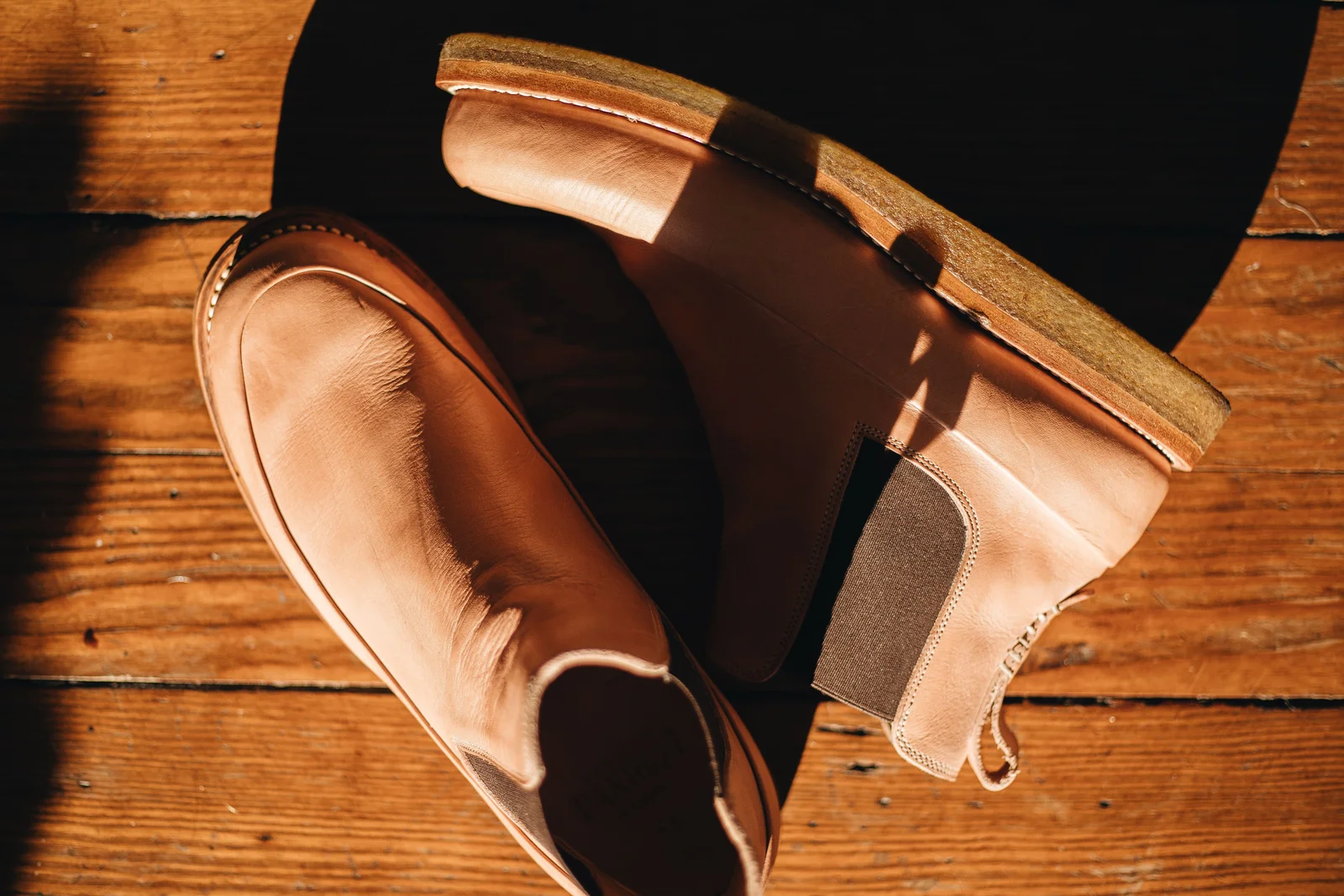 Détail sur la coupe et la forme du bout d'une paire de bottines