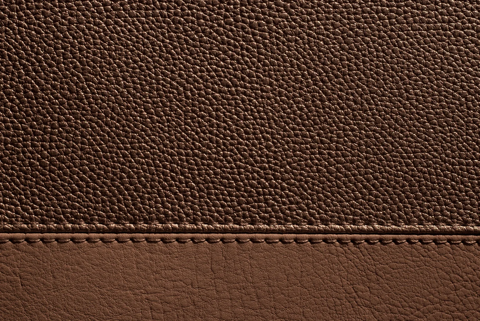 Détail rapproché des coutures d'un cuir grainé