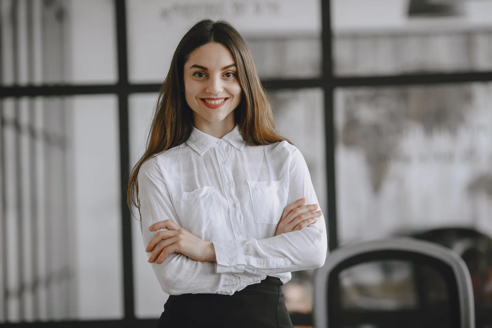 Chemise blanche impeccable portée en tenue de bureau