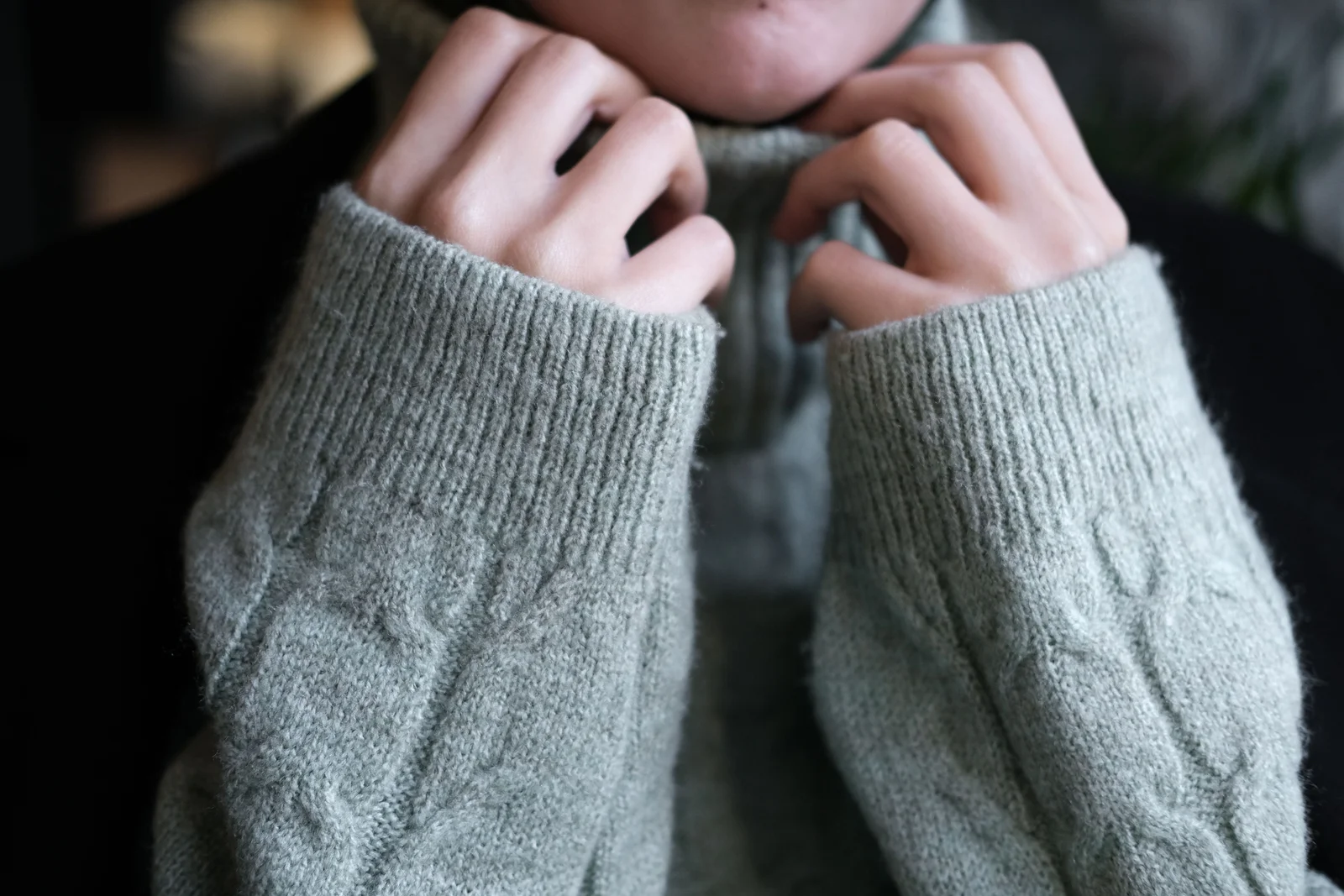 Gros plan sur la maille douce d'un pull en cachemire gris clair