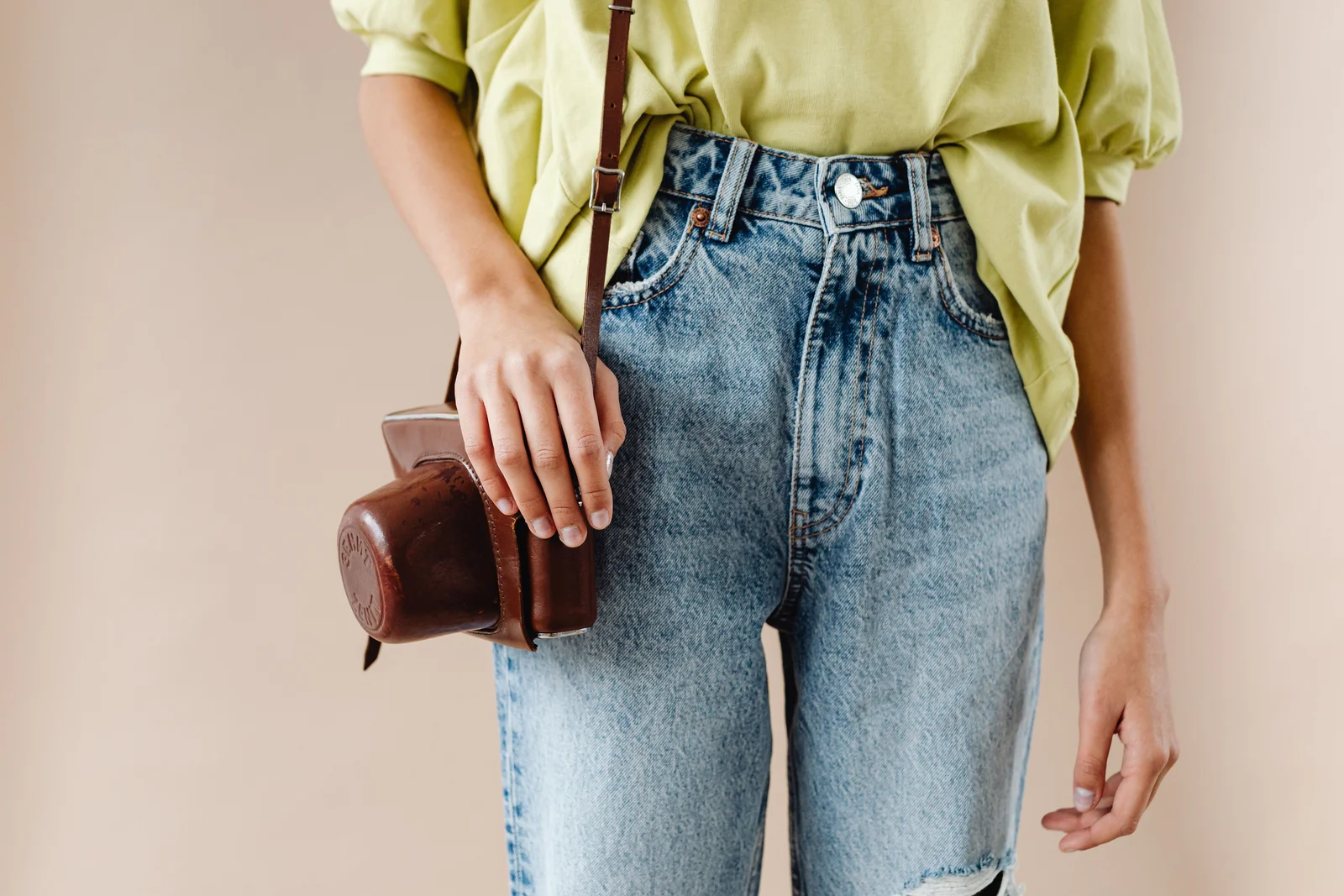 Jean mom taille haute avec un haut rentré dans le pantalon