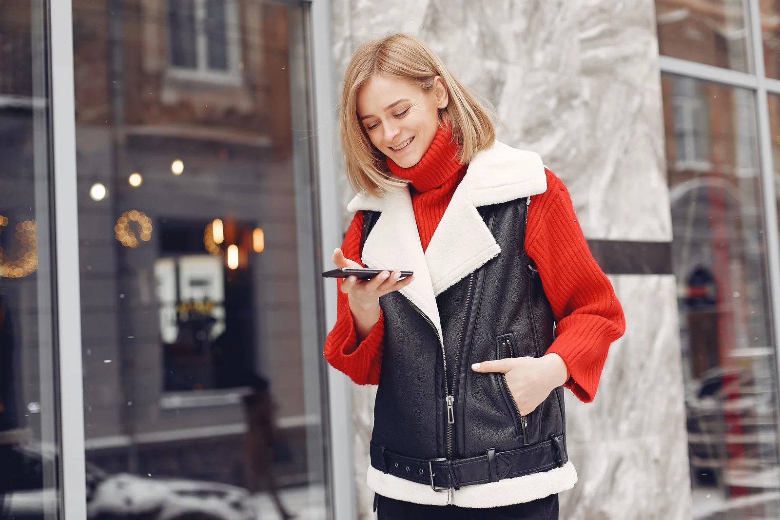 Femme portant un gilet sans manche en cuir en tenue de rue